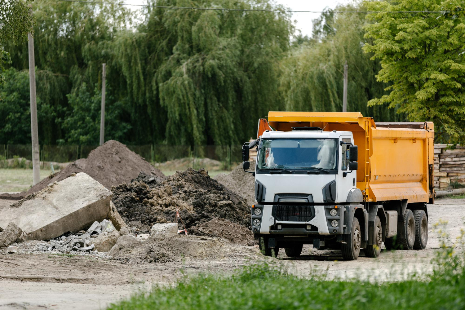 Top 10 Benefits of Using Professional Dump Truck Hauling Services